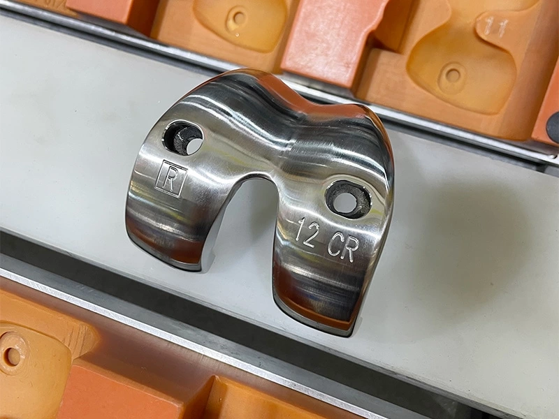 Artificial joints femoral stem robot grinding polishing machine