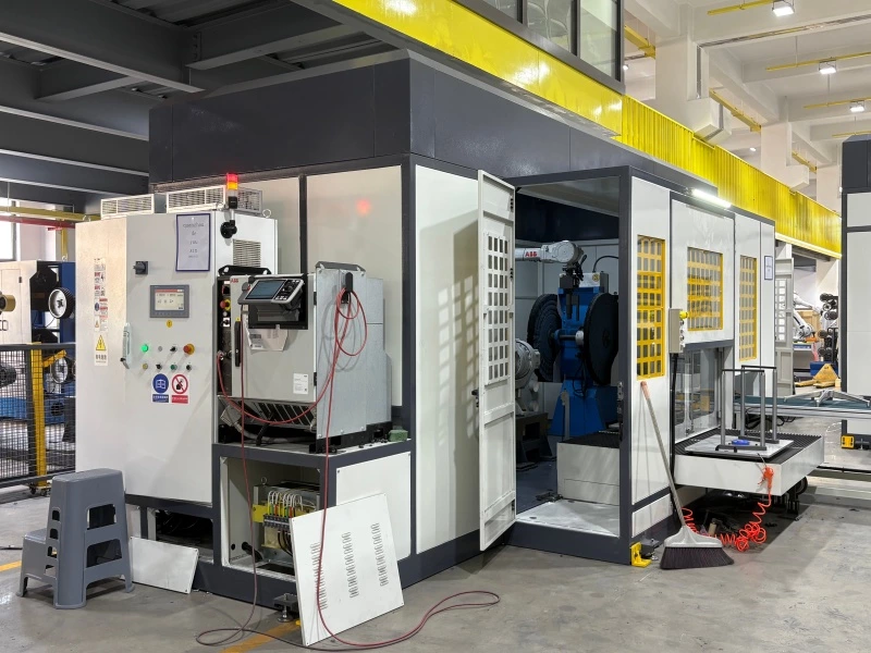Enclosed robotic polishing cell with dust extraction system